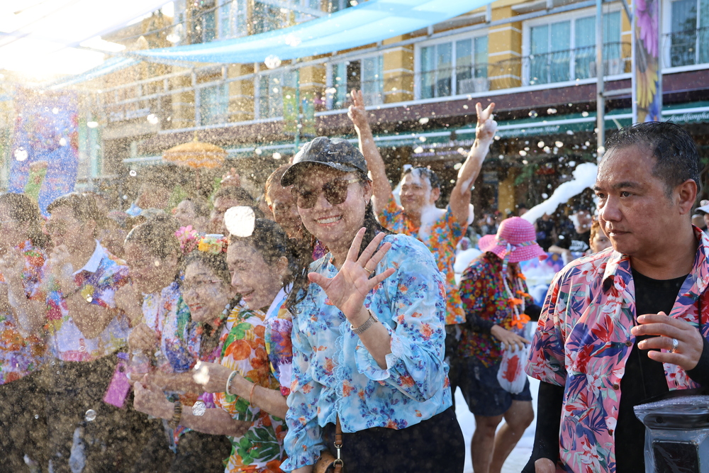 ม.นครพนม ร่วมเปิดงาน “สาดสนุก สุขที่ถนนข้าวปุ้น” รับสงกรานต์สุดคึกคัก ส่งเสริมท่องเที่ยวริมโขง