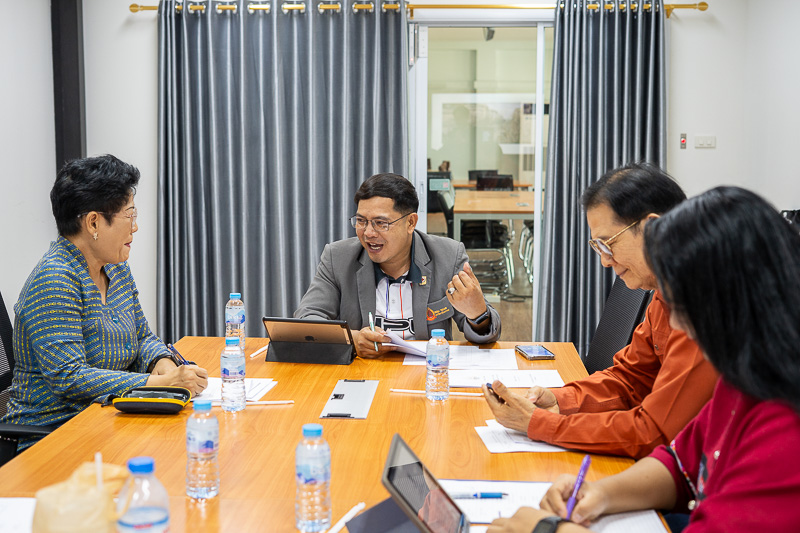 มหาวิทยาลัยนครพนม จัดประชุมคณะกรรมการพิจารณารางวัล “100 เกียรติคุณ” ศิษย์เก่าดีเด่น ประจำปีการศึกษา 2567 ครั้งที่ 1/2568