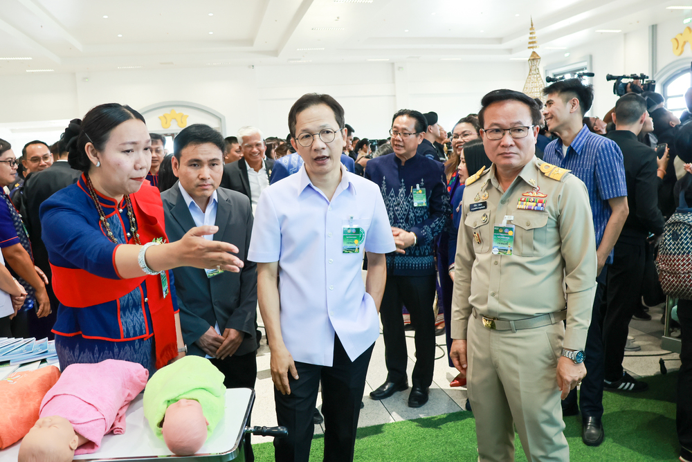 ม.นครพนม ร่วมต้อนรับนายกรัฐมนตรี ในโอกาสประชุม ครม.สัญจร ณ จังหวัดนครพนม พร้อมเสนอแผนจัดตั้งคณะแพทยศาสตร์