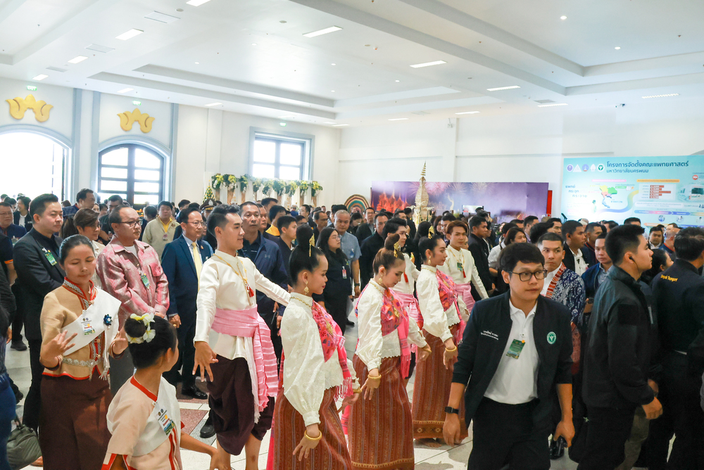 ม.นครพนม ร่วมต้อนรับนายกรัฐมนตรี ในโอกาสประชุม ครม.สัญจร ณ จังหวัดนครพนม พร้อมเสนอแผนจัดตั้งคณะแพทยศาสตร์