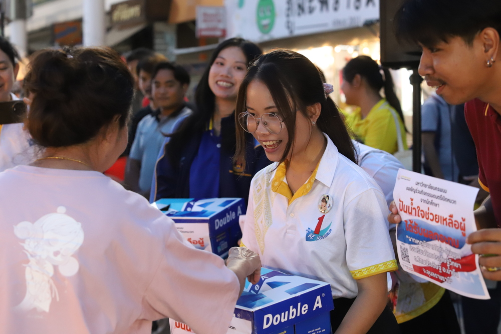 นักศึกษา ม.นครพนม เปิดหมวกร้องเพลงส่งต่อกำลังใจและงบประมาณ ช่วยเหลือโรงเรียนโดมประดิษฐ์วิทยา จ.อุบลราชธานี