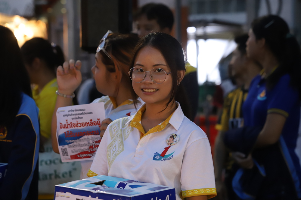 นักศึกษา ม.นครพนม เปิดหมวกร้องเพลงส่งต่อกำลังใจและงบประมาณ ช่วยเหลือโรงเรียนโดมประดิษฐ์วิทยา จ.อุบลราชธานี