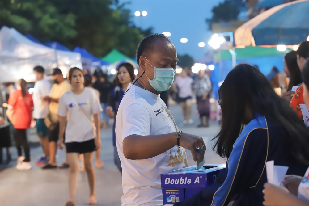 นักศึกษา ม.นครพนม เปิดหมวกร้องเพลงส่งต่อกำลังใจและงบประมาณ ช่วยเหลือโรงเรียนโดมประดิษฐ์วิทยา จ.อุบลราชธานี