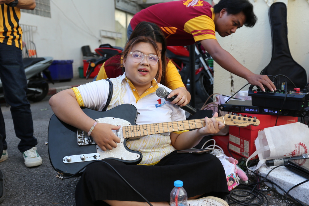 นักศึกษา ม.นครพนม เปิดหมวกร้องเพลงส่งต่อกำลังใจและงบประมาณ ช่วยเหลือโรงเรียนโดมประดิษฐ์วิทยา จ.อุบลราชธานี