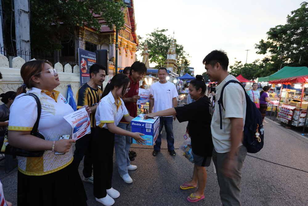 นักศึกษา ม.นครพนม เปิดหมวกร้องเพลงส่งต่อกำลังใจและงบประมาณ ช่วยเหลือโรงเรียนโดมประดิษฐ์วิทยา จ.อุบลราชธานี