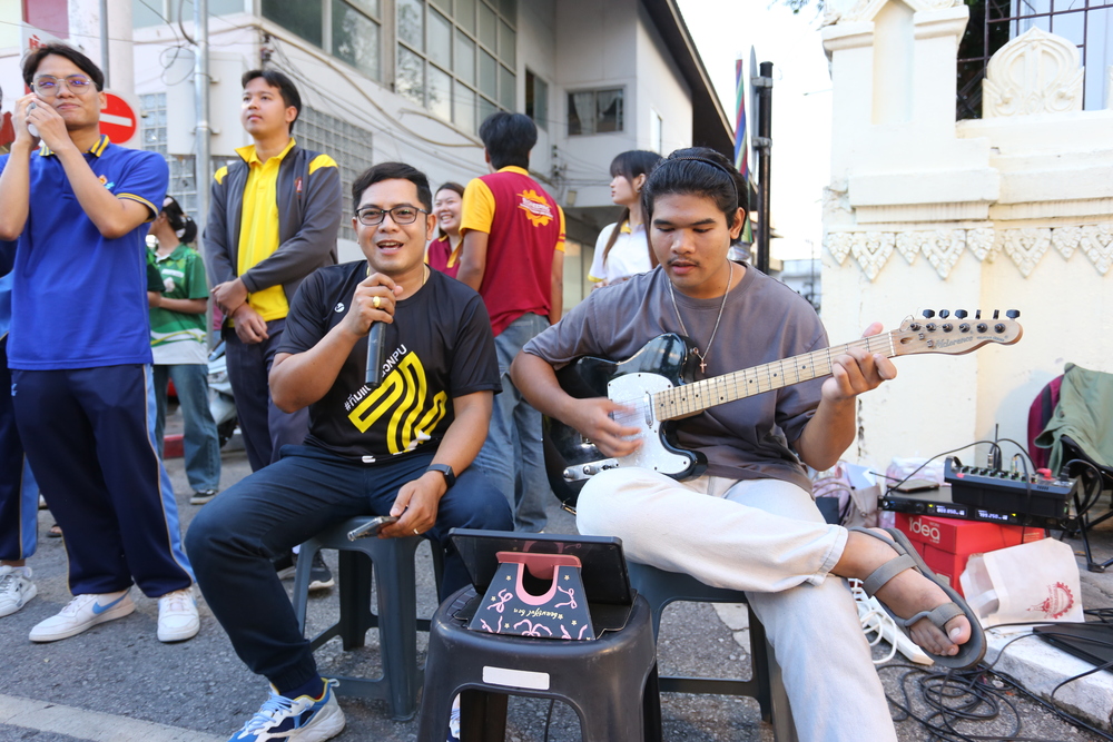 นักศึกษา ม.นครพนม เปิดหมวกร้องเพลงส่งต่อกำลังใจและงบประมาณ ช่วยเหลือโรงเรียนโดมประดิษฐ์วิทยา จ.อุบลราชธานี