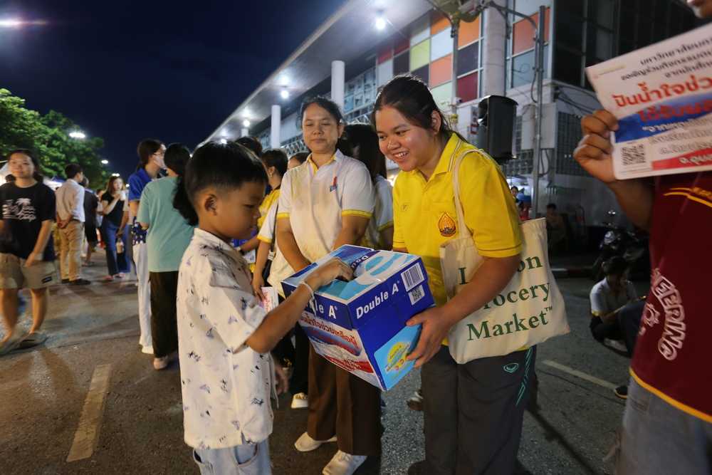 นักศึกษา ม.นครพนม เปิดหมวกร้องเพลงส่งต่อกำลังใจและงบประมาณ ช่วยเหลือโรงเรียนโดมประดิษฐ์วิทยา จ.อุบลราชธานี