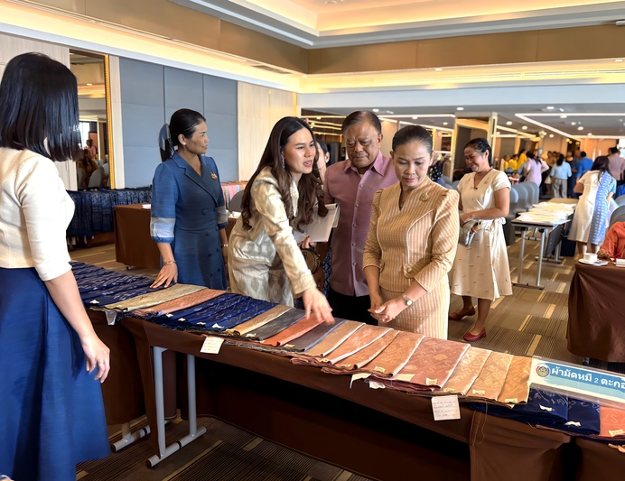 ม.นครพนม ร่วมส่งเสริมภูมิปัญญาผ้าไทย ประกวด “ผ้าลายสิริราชพัสตราภรณ์” และงานหัตถกรรม ระดับจังหวัด ยกระดับรายได้ชุมชน