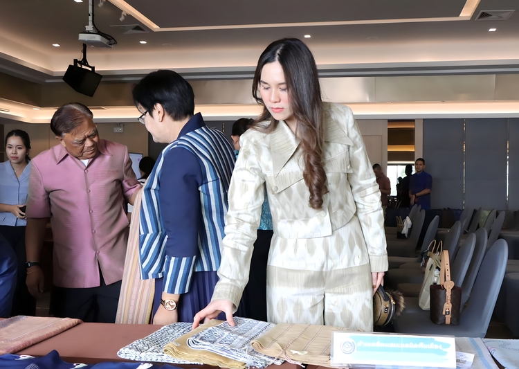 ม.นครพนม ร่วมส่งเสริมภูมิปัญญาผ้าไทย ประกวด “ผ้าลายสิริราชพัสตราภรณ์” และงานหัตถกรรม ระดับจังหวัด ยกระดับรายได้ชุมชน