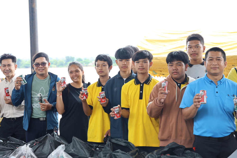 วิทยาลัยธาตุพนม มหาวิทยาลัยนครพนม มอบกระป๋องเครื่องดื่ม 10,100 ใบ ร่วมสร้างสรรค์เรือไฟโชว์งานไหลเรือไฟโลก 2568