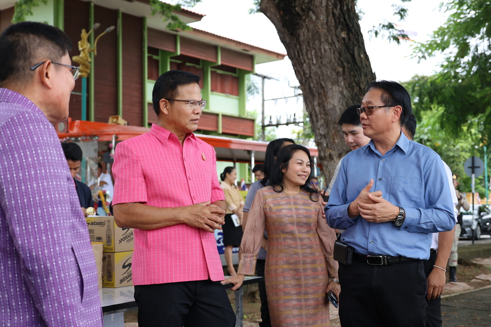 ผู้ว่าราชการจังหวัดนครพนม ตรวจเยี่ยมและให้กำลังใจศิลปินเรือไฟ มหาวิทยาลัยนครพนม เตรียมพร้อมสู่มหกรรมเรือไฟโลก 2568