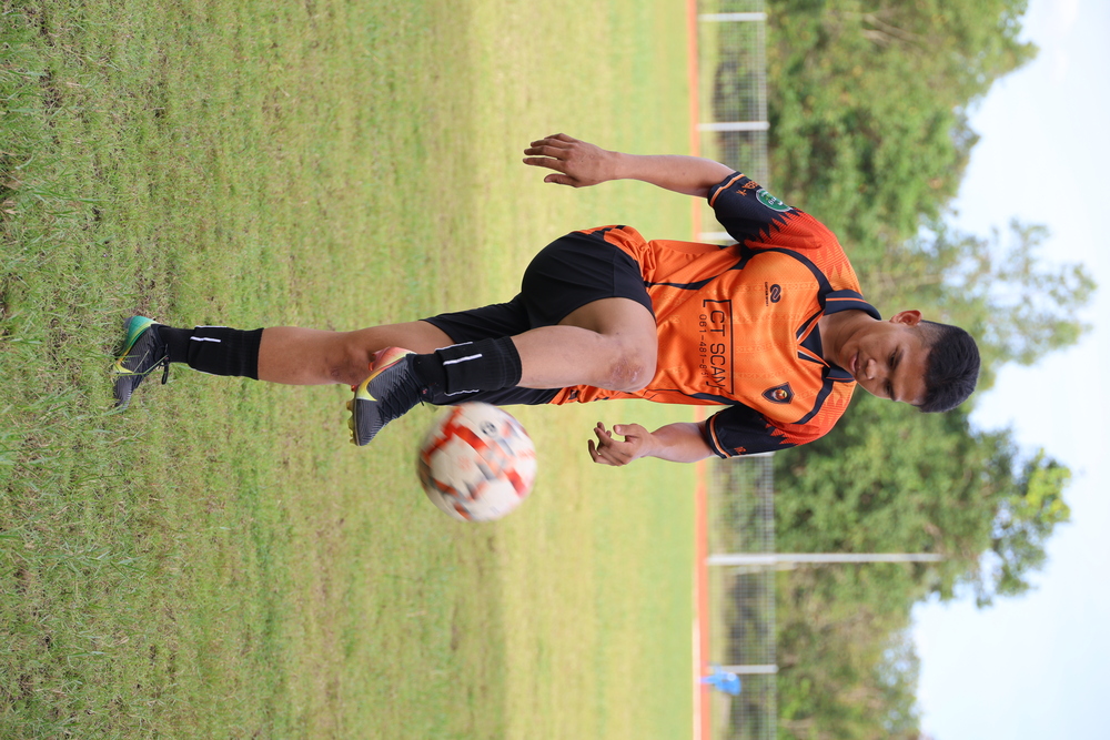 อธิการบดีมหาวิทยาลัยนครพนมให้กำลังใจนักฟุตบอล ก่อนร่วมศึกกีฬามหาวิทยาลัยแห่งประเทศไทย ครั้งที่ 51