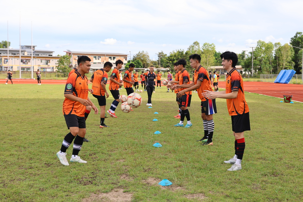 อธิการบดีมหาวิทยาลัยนครพนมให้กำลังใจนักฟุตบอล ก่อนร่วมศึกกีฬามหาวิทยาลัยแห่งประเทศไทย ครั้งที่ 51