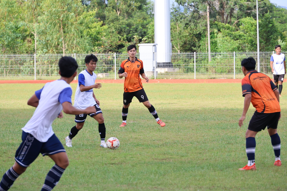 อธิการบดีมหาวิทยาลัยนครพนมให้กำลังใจนักฟุตบอล ก่อนร่วมศึกกีฬามหาวิทยาลัยแห่งประเทศไทย ครั้งที่ 51