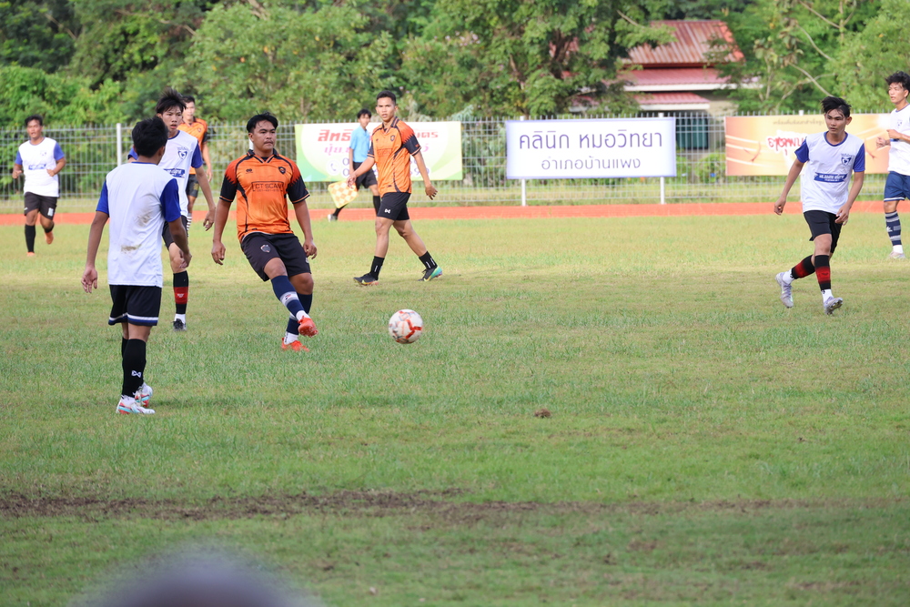 อธิการบดีมหาวิทยาลัยนครพนมให้กำลังใจนักฟุตบอล ก่อนร่วมศึกกีฬามหาวิทยาลัยแห่งประเทศไทย ครั้งที่ 51