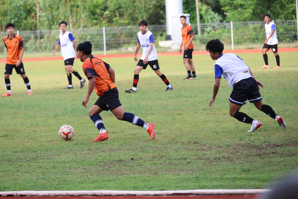 อธิการบดีมหาวิทยาลัยนครพนมให้กำลังใจนักฟุตบอล ก่อนร่วมศึกกีฬามหาวิทยาลัยแห่งประเทศไทย ครั้งที่ 51