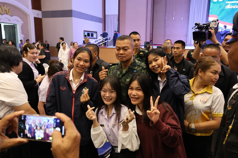 ม.นครพนม ต้อนรับแม่ทัพภาคที่ 2 บรรยายพิเศษ ปลูกจิตสำนึกรักษ์ชาติบ้านเมืองแก่เยาวชนรุ่นใหม่