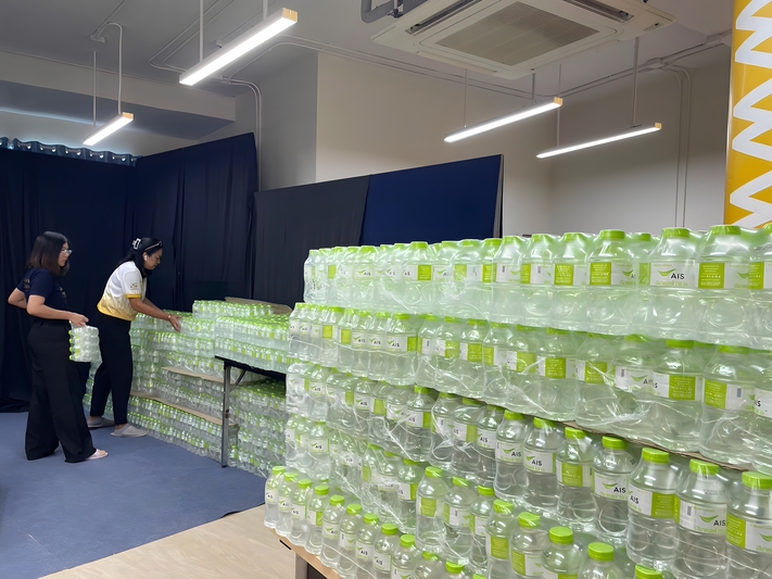 รับมอบน้ำดื่ม จาก AIS สนับสนุนกิจกรรมไหลเรือไฟ มหาวิทยาลัยนครพนม