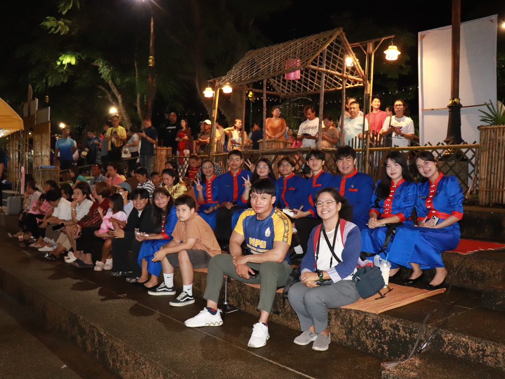 มหาวิทยาลัยนครพนมจัดแสดง “เรือไฟโชว์” ลำแรก เปิดม่านงานมหกรรมไหลเรือไฟโลก ประจำปี 2568