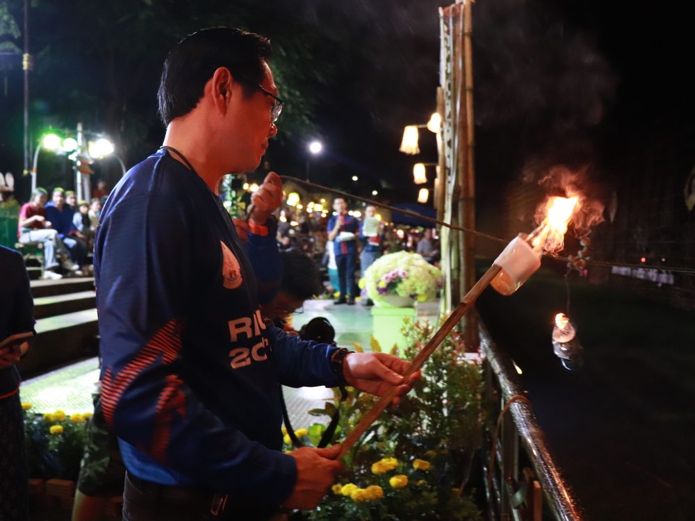 มหาวิทยาลัยนครพนมจัดแสดง “เรือไฟโชว์” ลำแรก เปิดม่านงานมหกรรมไหลเรือไฟโลก ประจำปี 2568