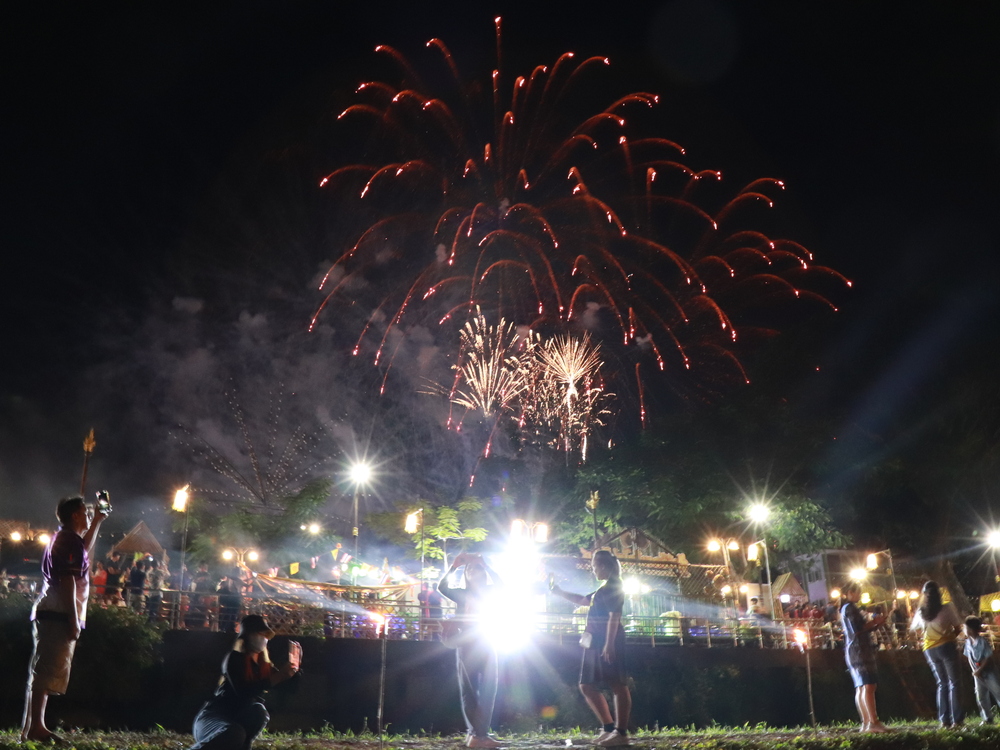 มหาวิทยาลัยนครพนมจัดแสดง “เรือไฟโชว์” ลำแรก เปิดม่านงานมหกรรมไหลเรือไฟโลก ประจำปี 2568