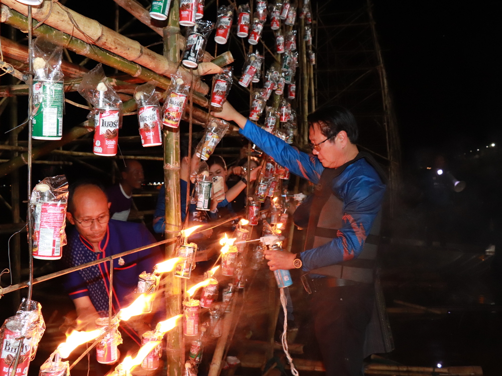 มหาวิทยาลัยนครพนมจัดแสดง “เรือไฟโชว์” ลำแรก เปิดม่านงานมหกรรมไหลเรือไฟโลก ประจำปี 2568