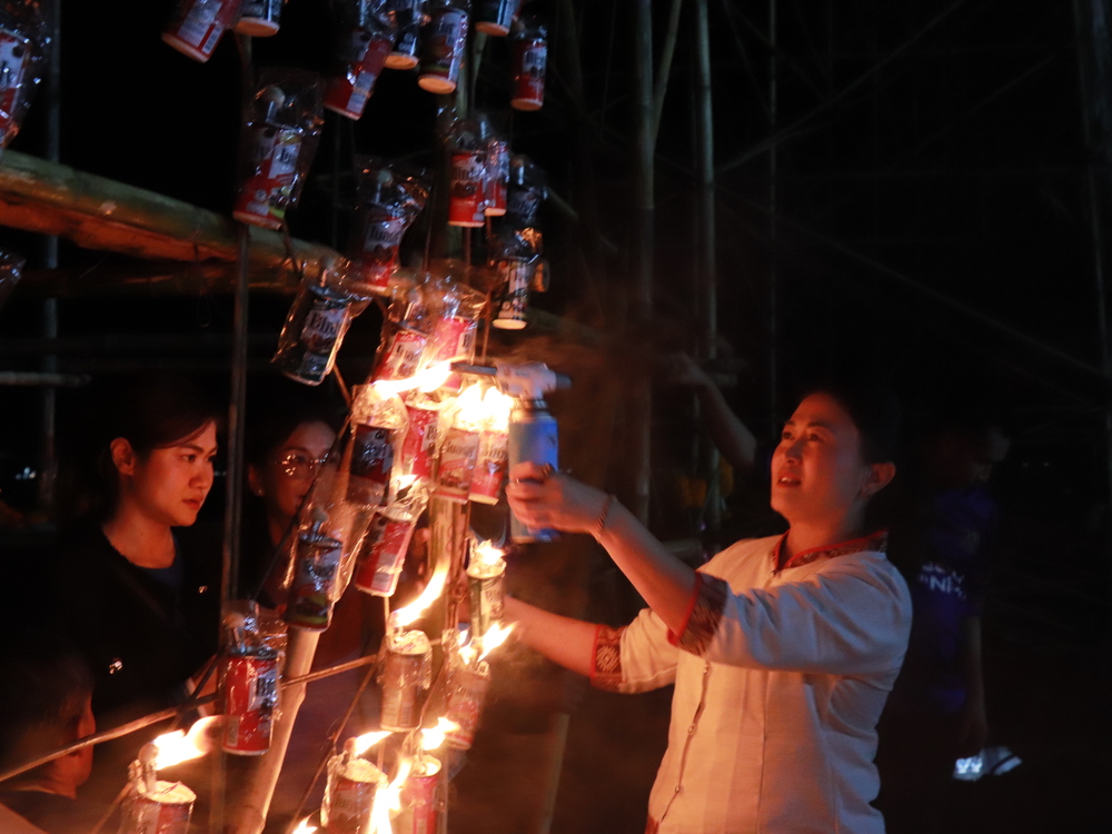 มหาวิทยาลัยนครพนมจัดแสดง “เรือไฟโชว์” ลำแรก เปิดม่านงานมหกรรมไหลเรือไฟโลก ประจำปี 2568