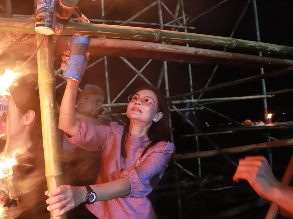 มหาวิทยาลัยนครพนมจัดแสดง “เรือไฟโชว์” ลำแรก เปิดม่านงานมหกรรมไหลเรือไฟโลก ประจำปี 2568