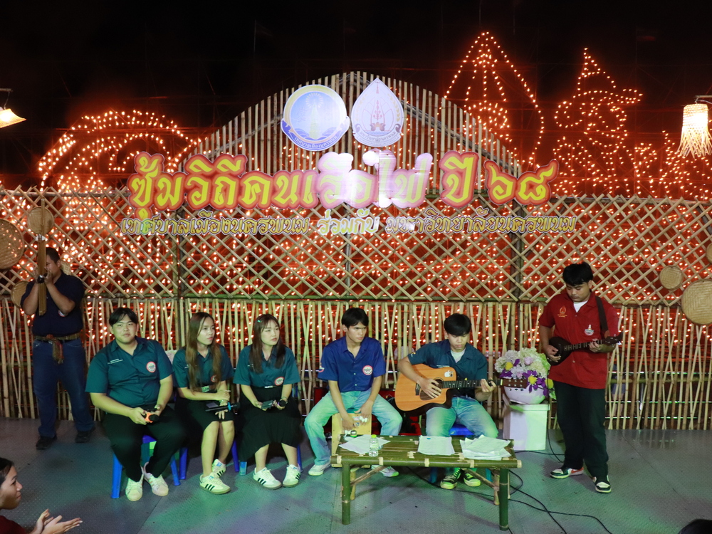 มหาวิทยาลัยนครพนมจัดแสดง “เรือไฟโชว์” ลำแรก เปิดม่านงานมหกรรมไหลเรือไฟโลก ประจำปี 2568