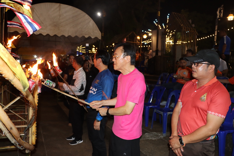 ม.นครพนม ไหลเรือไฟโชว์ชดเชยหลังฝนตกหนัก