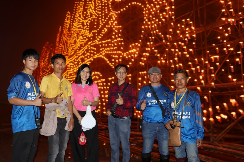 ม.นครพนม ไหลเรือไฟโชว์ชดเชยหลังฝนตกหนัก