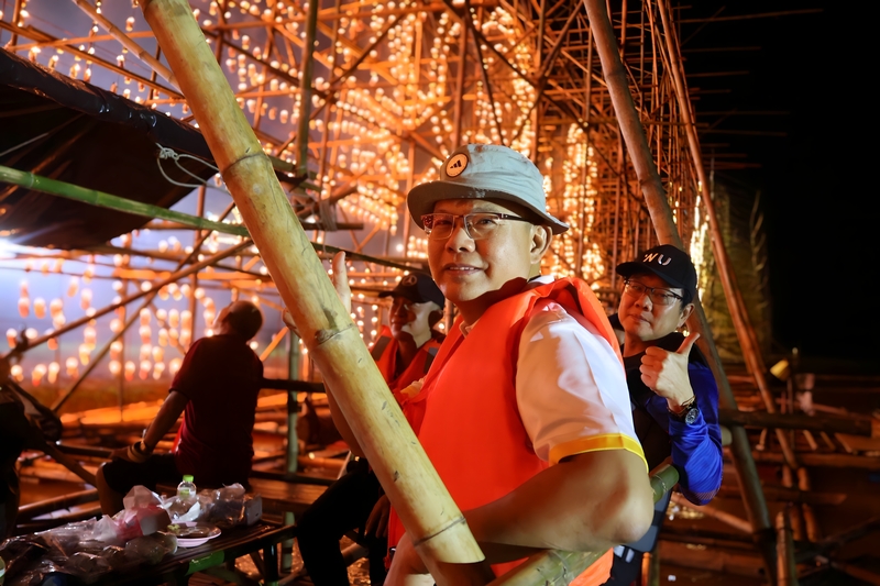 ม.นครพนม ไหลเรือไฟโชว์ชดเชยหลังฝนตกหนัก