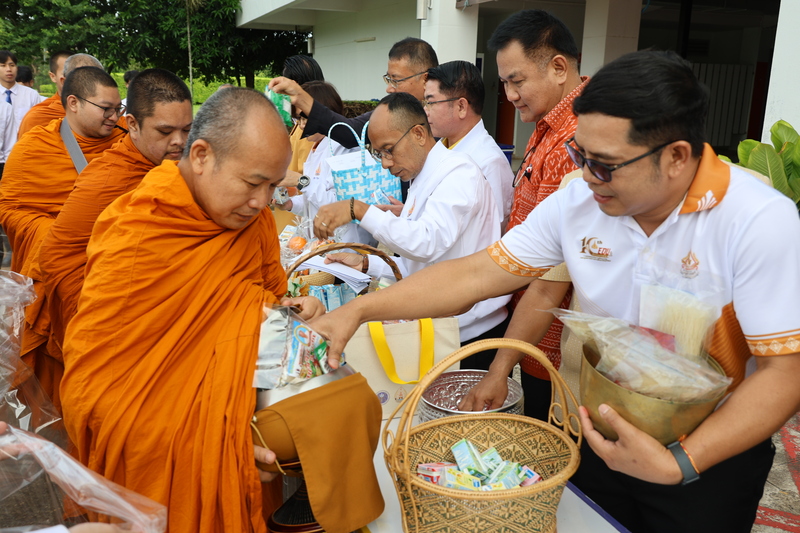 พิธีทำบุญตักบาตรและมอบรางวัลบุคลากร เนื่องในโอกาสครบรอบ 10 ปี คณะครุศาสตร์