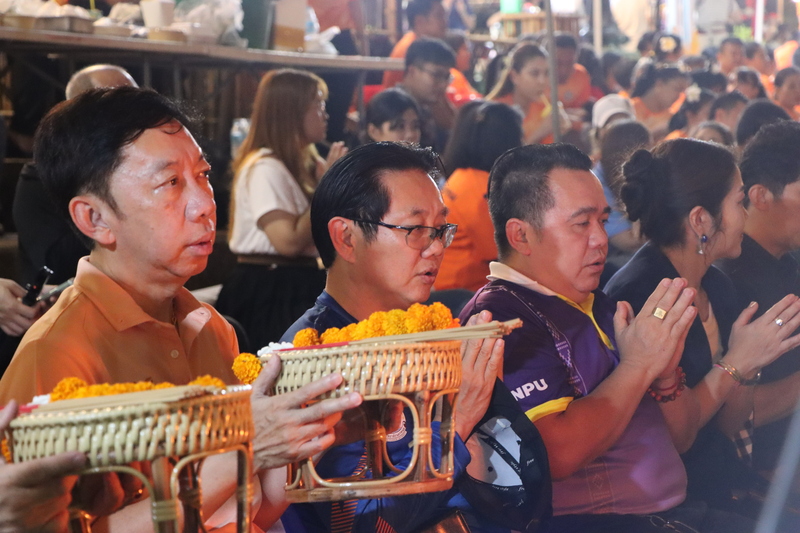 ม.นครพนม จัดไหลเรือไฟโชว์วันที่สาม ร่วมกับ เทศบาลเมืองนครพนม