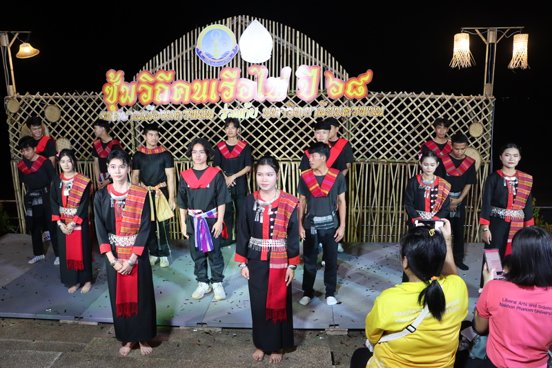 ม.นครพนม จัดไหลเรือไฟโชว์วันที่สาม ร่วมกับ เทศบาลเมืองนครพนม