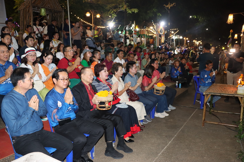 ม.นครพนม บวงสรวง-ไหลเรือไฟโชว์ (วันที่สี่)