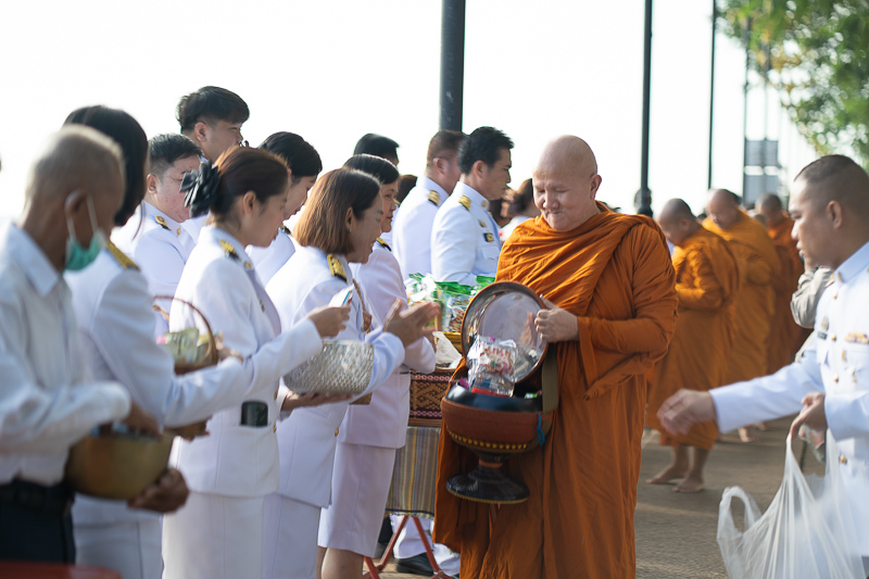 มหาวิทยาลัยนครพนมร่วมพิธีเจริญพระพุทธมนต์ทำบุญตักบาตร และวางพวงมาลาเนื่องในวันนวมินทรมหาราช ประจำปี 2568