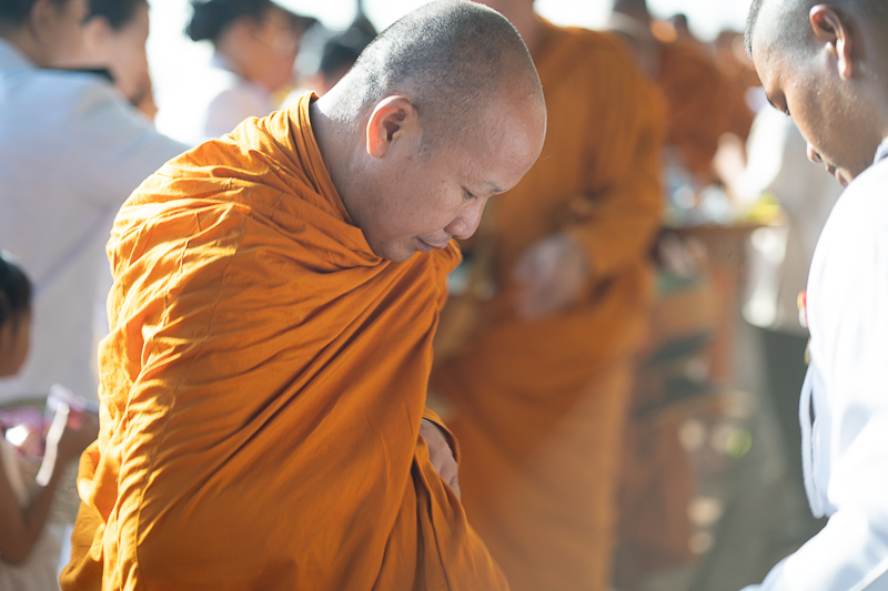 มหาวิทยาลัยนครพนมร่วมพิธีเจริญพระพุทธมนต์ทำบุญตักบาตร และวางพวงมาลาเนื่องในวันนวมินทรมหาราช ประจำปี 2568