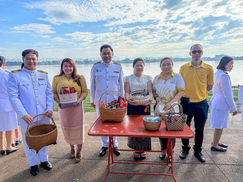 มหาวิทยาลัยนครพนมร่วมพิธีเจริญพระพุทธมนต์ทำบุญตักบาตร และวางพวงมาลาเนื่องในวันนวมินทรมหาราช ประจำปี 2568