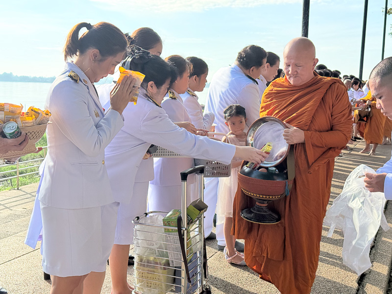 มหาวิทยาลัยนครพนมร่วมพิธีเจริญพระพุทธมนต์ทำบุญตักบาตร และวางพวงมาลาเนื่องในวันนวมินทรมหาราช ประจำปี 2568