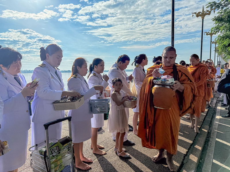 มหาวิทยาลัยนครพนมร่วมพิธีเจริญพระพุทธมนต์ทำบุญตักบาตร และวางพวงมาลาเนื่องในวันนวมินทรมหาราช ประจำปี 2568