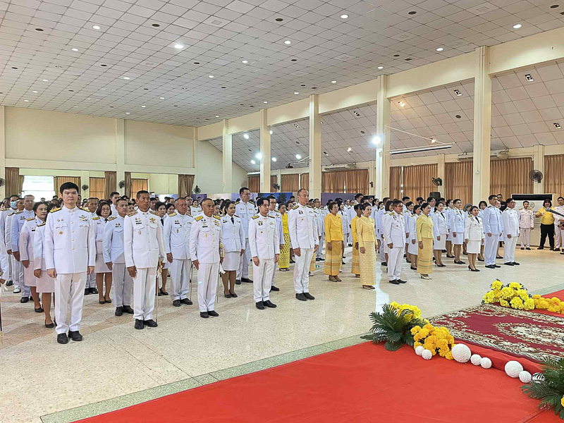 มหาวิทยาลัยนครพนมร่วมพิธีเจริญพระพุทธมนต์ทำบุญตักบาตร และวางพวงมาลาเนื่องในวันนวมินทรมหาราช ประจำปี 2568