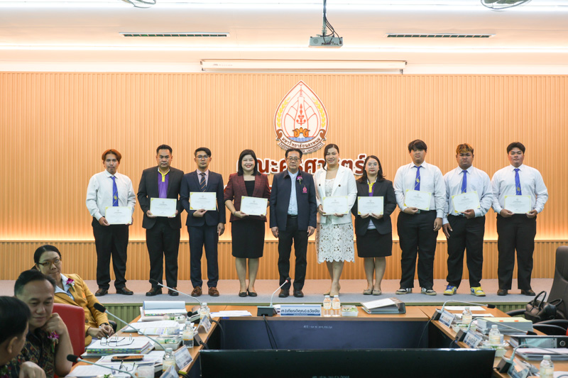 ม.นครพนม มอบเกียรติบัตรเชิดชูเกียรติแก่ผู้ที่สร้างชื่อเสียงประจำเดือนกันยายนและเดือนตุลาคม 2568