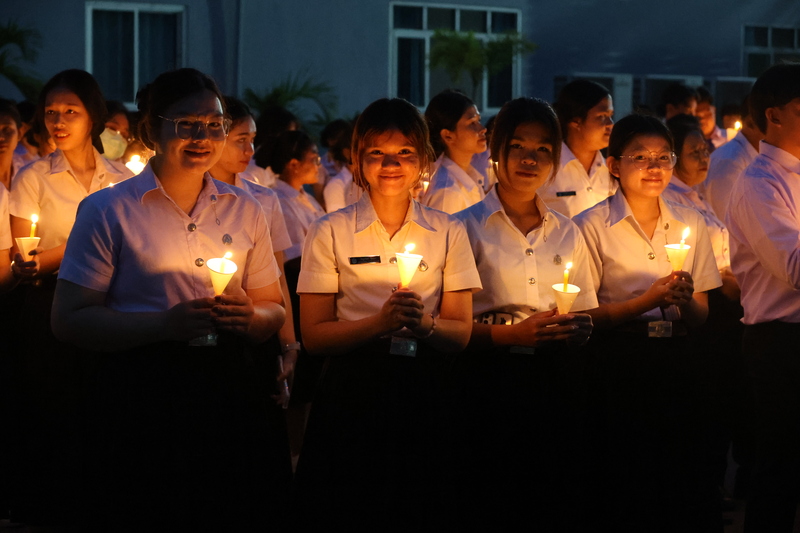 ม.นครพนม จุดเทียนแปลอักษร น้อมรำลึกในพระมหากรุณาธิคุณ สมเด็จพระบรมราชชนนีพันปีหลวง