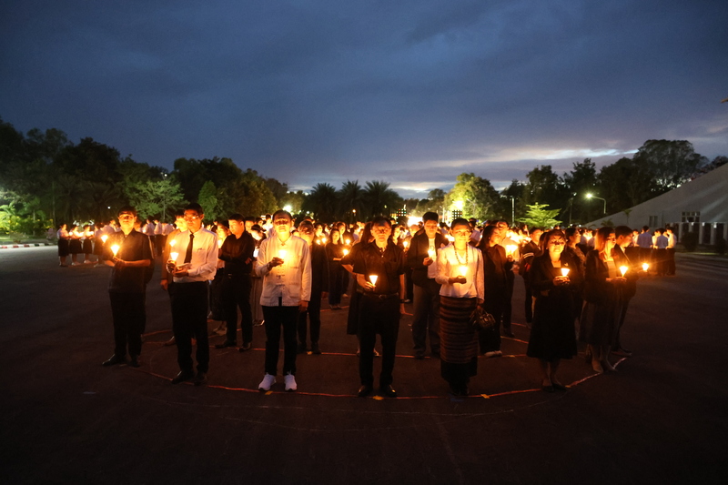 ม.นครพนม จุดเทียนแปลอักษร น้อมรำลึกในพระมหากรุณาธิคุณ สมเด็จพระบรมราชชนนีพันปีหลวง