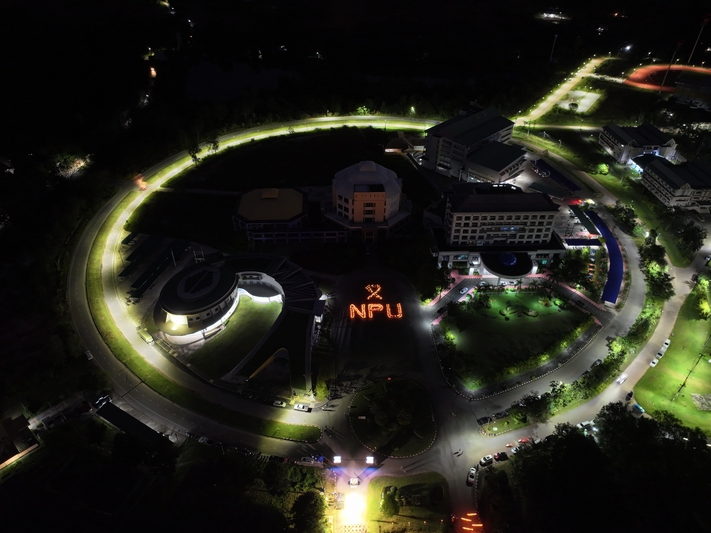 ม.นครพนม จุดเทียนแปลอักษร น้อมรำลึกในพระมหากรุณาธิคุณ สมเด็จพระบรมราชชนนีพันปีหลวง