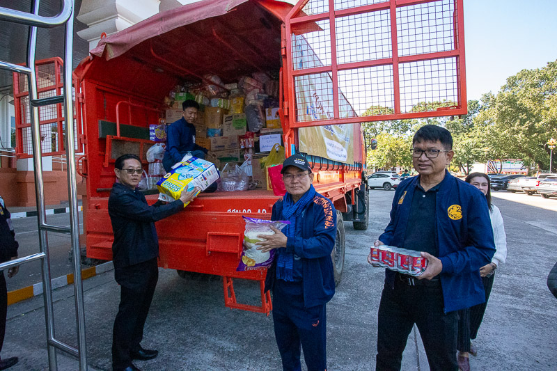 มหาวิทยาลัยนครพนม รวมธารน้ำใจจากอีสานสู่แดนใต้ ส่งมอบสิ่งของช่วยเหลือผู้ประสบอุทกภัยภาคใต้