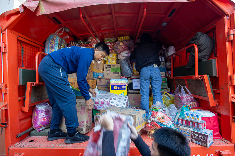 มหาวิทยาลัยนครพนม รวมธารน้ำใจจากอีสานสู่แดนใต้ ส่งมอบสิ่งของช่วยเหลือผู้ประสบอุทกภัยภาคใต้