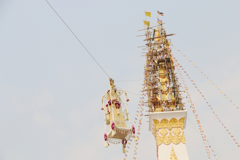 มนพ. ร่วมประกอบพิธีสมโภชและยกทองคำหุ้มปลียอดองค์พระธาตุพนม