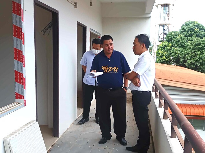 รก.อธิการบดี ลงพื้นที่ตรวจสอบการดำเนินงานก่อสร้างอาคารที่พักบุคลากร วิทยาลัยพยาบาลบรมราชชนนีนครพนม